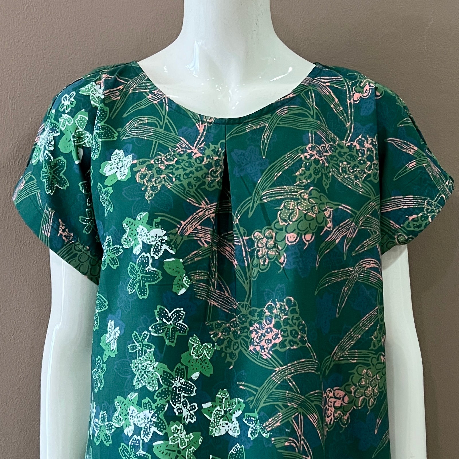 V Neck Tuck Dress - L