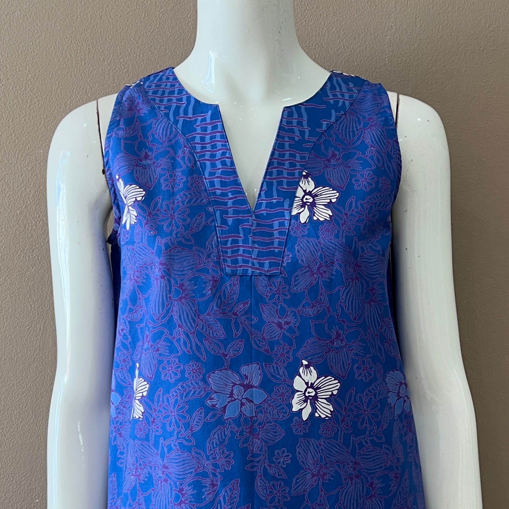 Classic Sleeveless Dress - XS