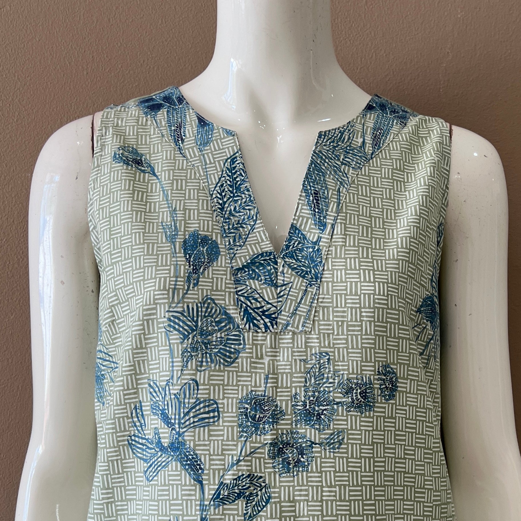 Classic Sleeveless Dress - S