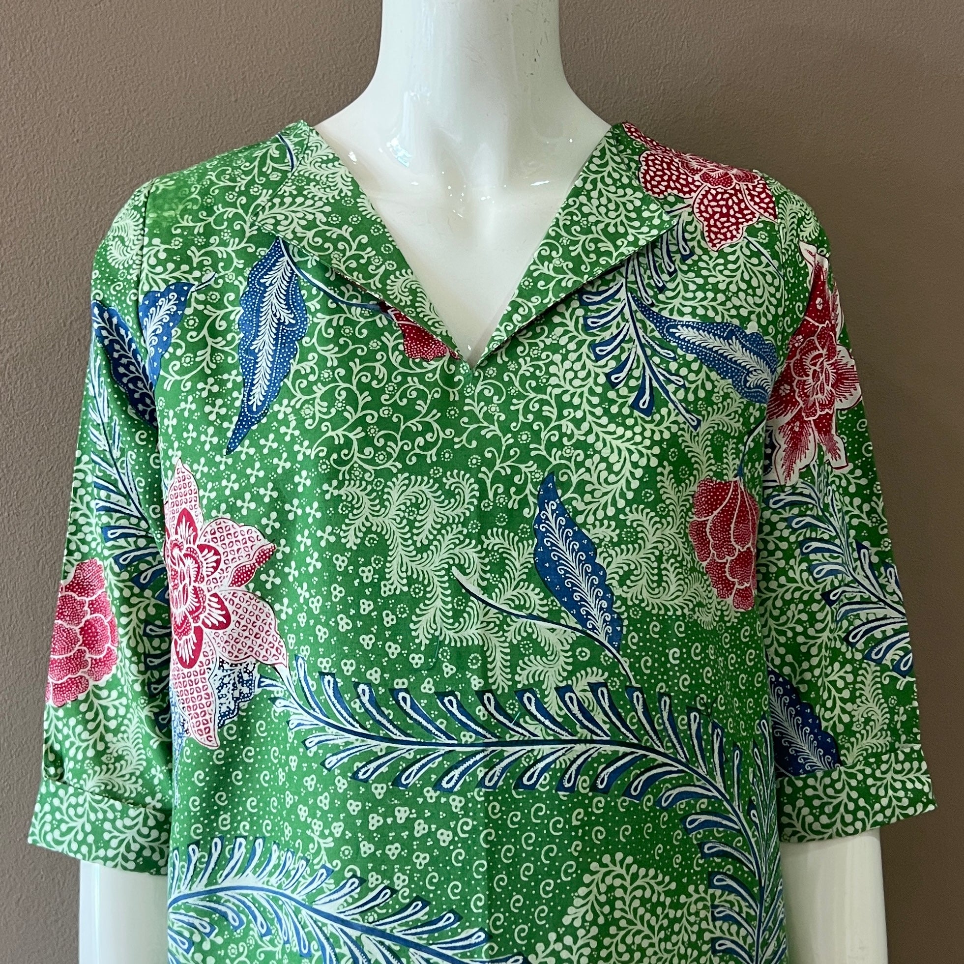 V Neck dress w/ collar - S