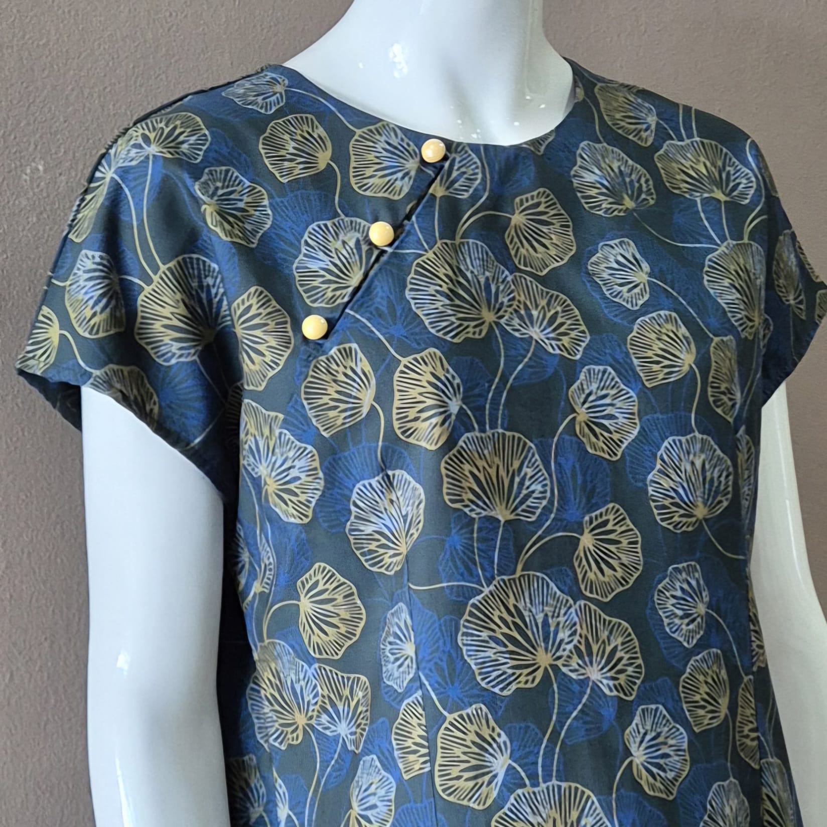 3 Button Round Neck Slim Fit Dress - L