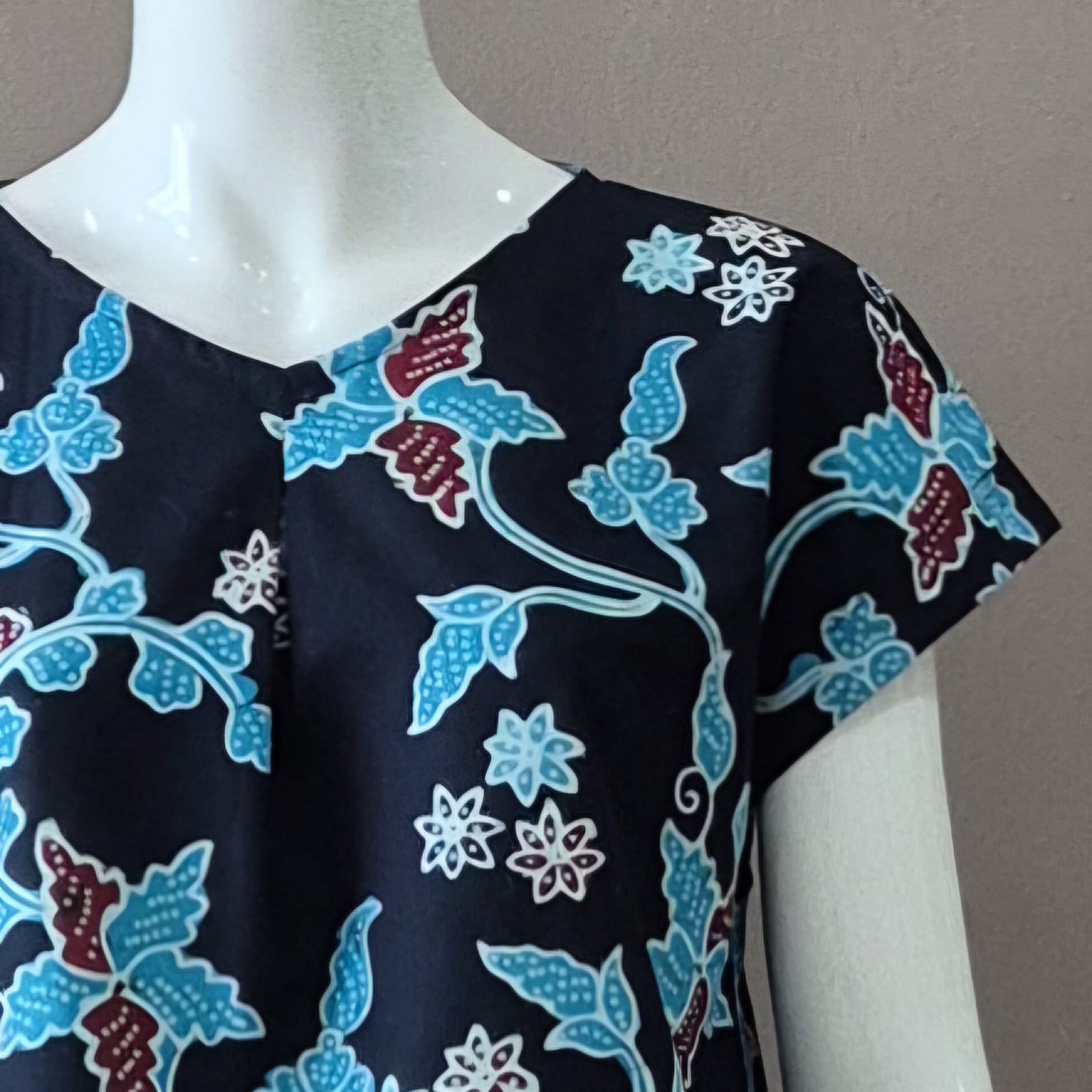 V Neck Tuck Top - XS