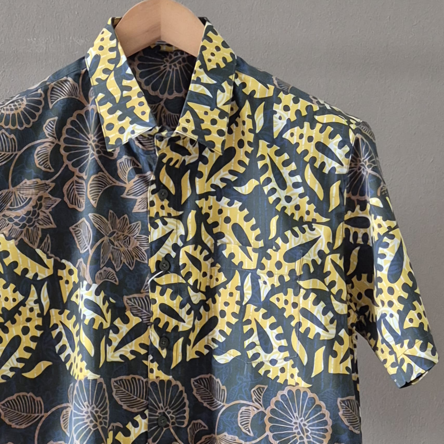 Batik Men's Short Sleeve Shirt - L