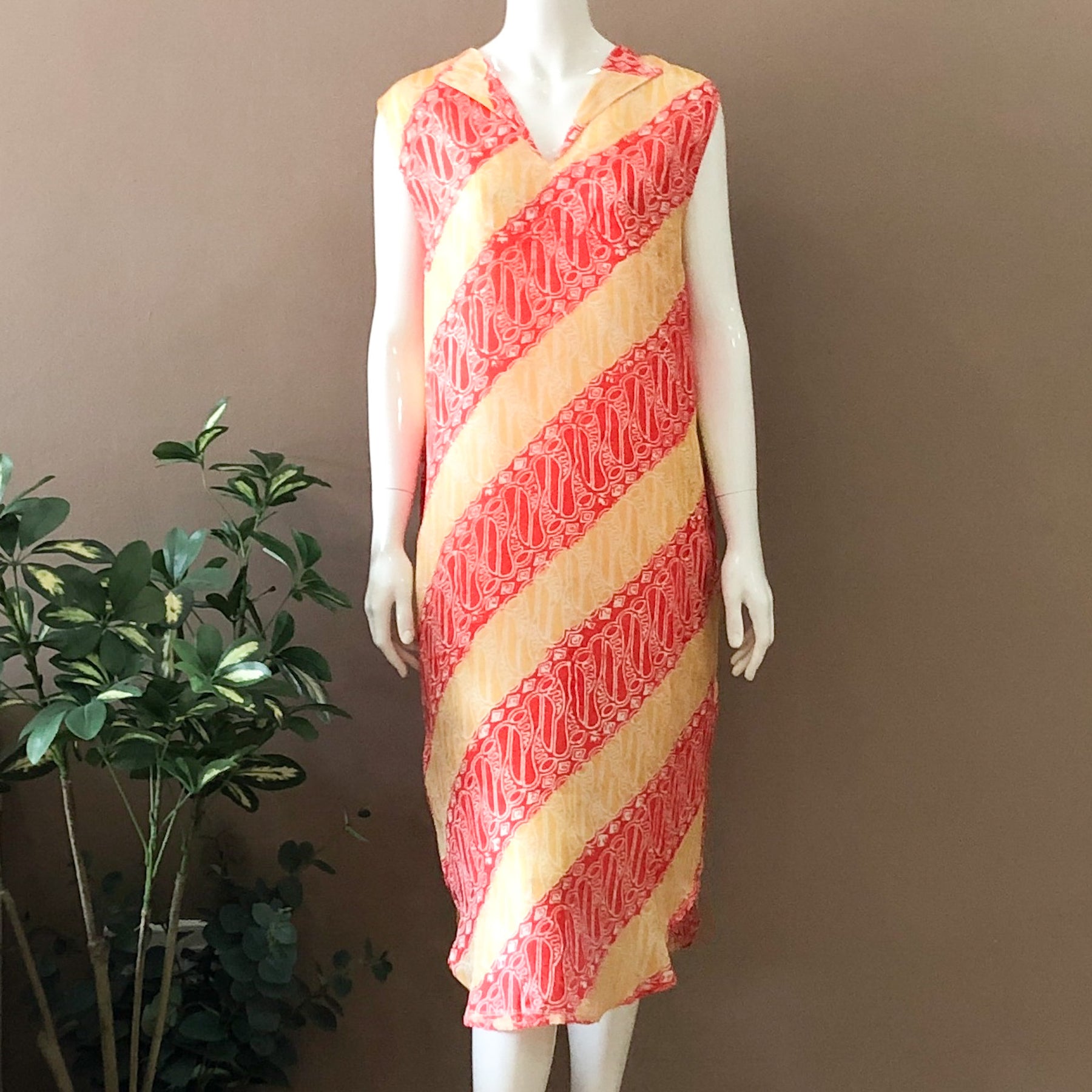 Modern Style Midi Dress - L