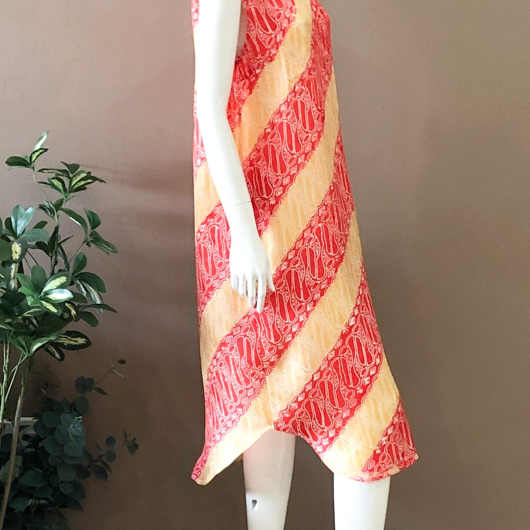 Modern Style Midi Dress - L