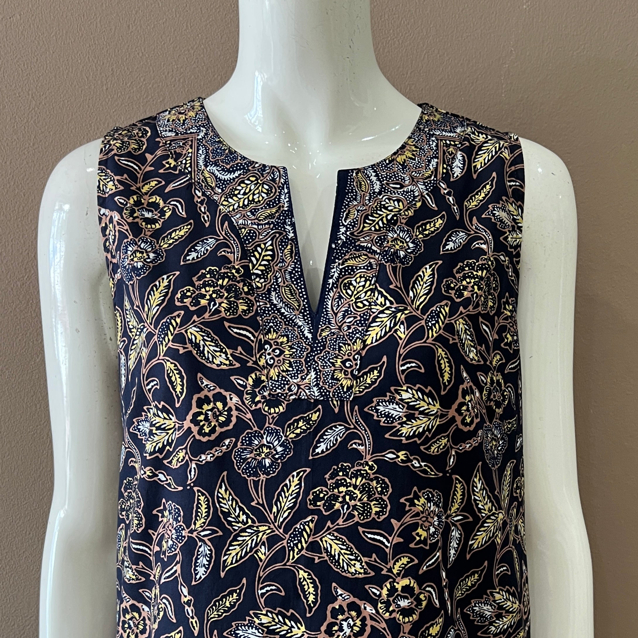 Classic Sleeveless Dress - L