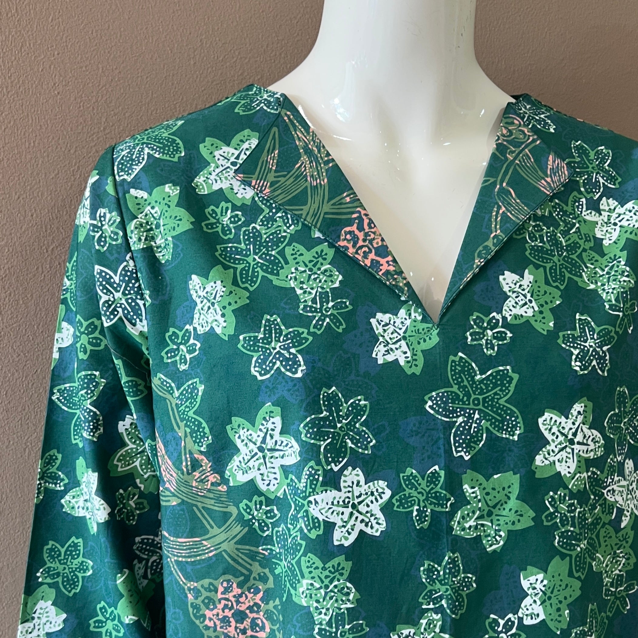 V Neck dress w/ collar - L