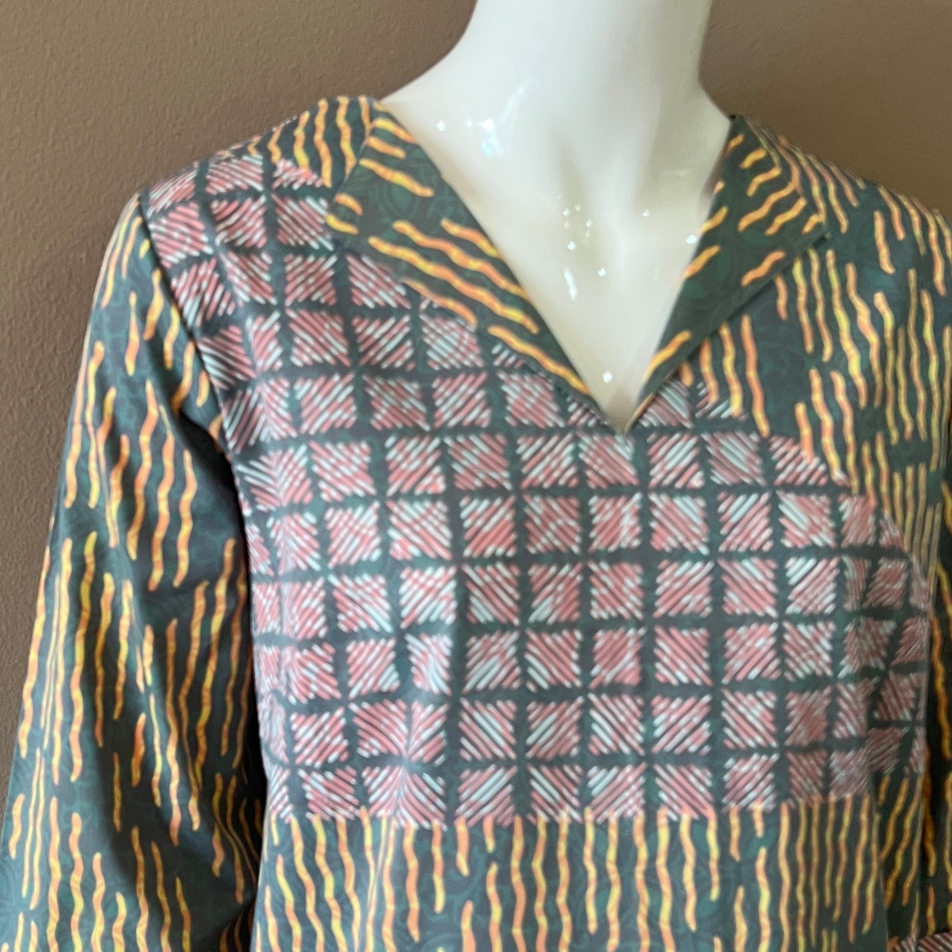 V Neck dress w/ collar - M