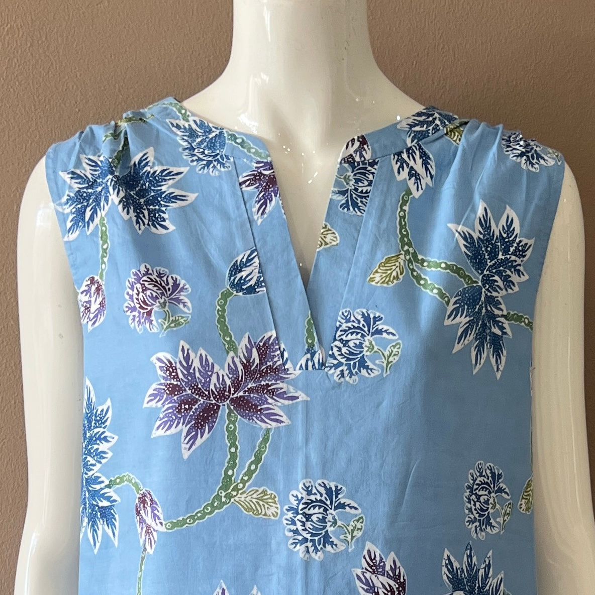 V Neck Classic Maxi Dress - L