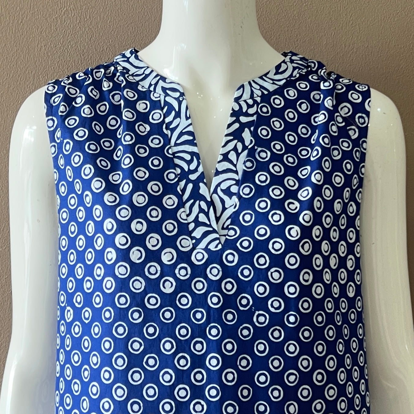 V Neck Classic Maxi Dress - M