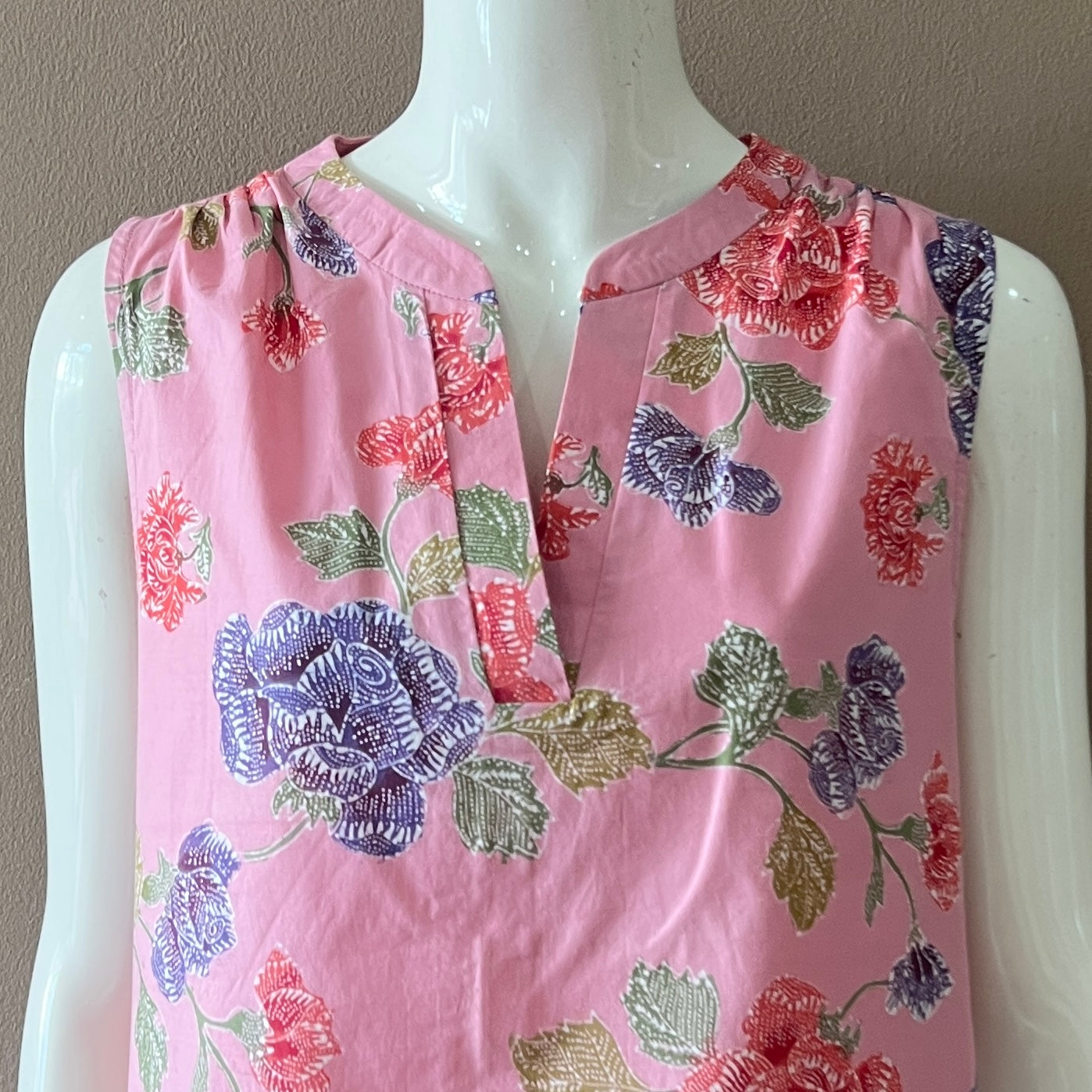 V Neck Classic Maxi Dress - M