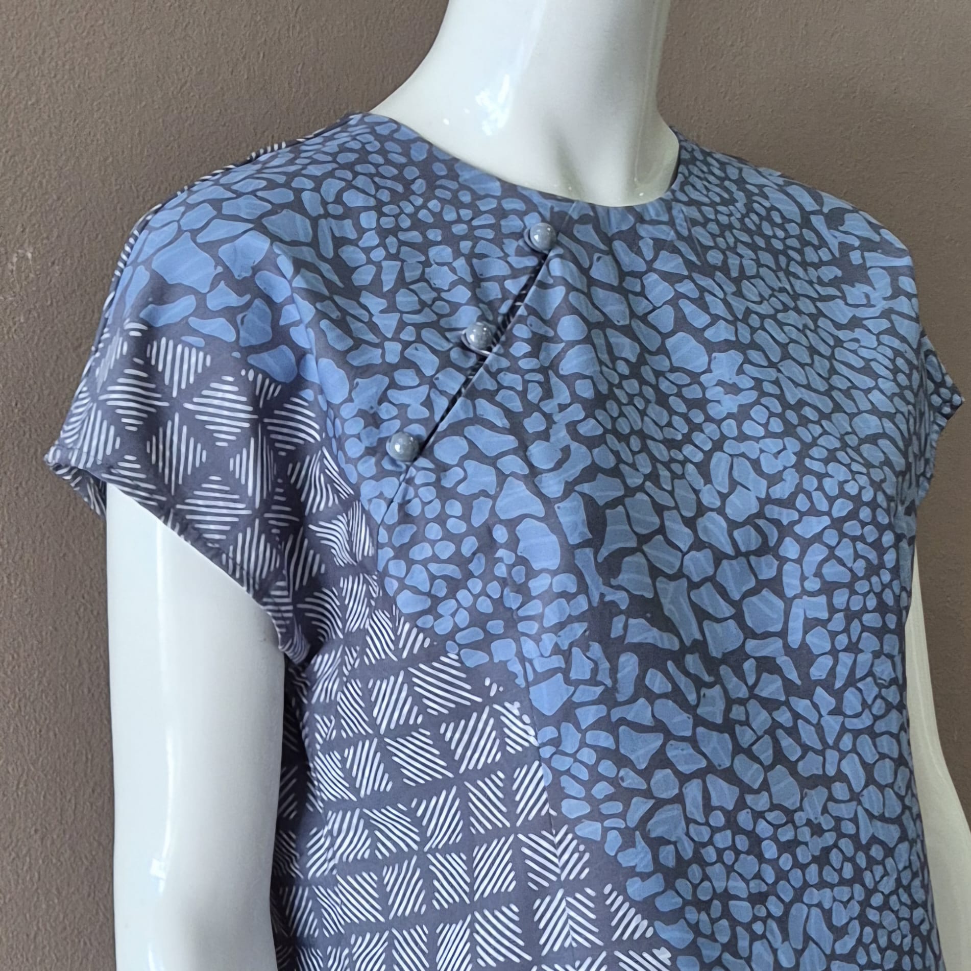 3 Button Round Neck Slim Fit Dress - M