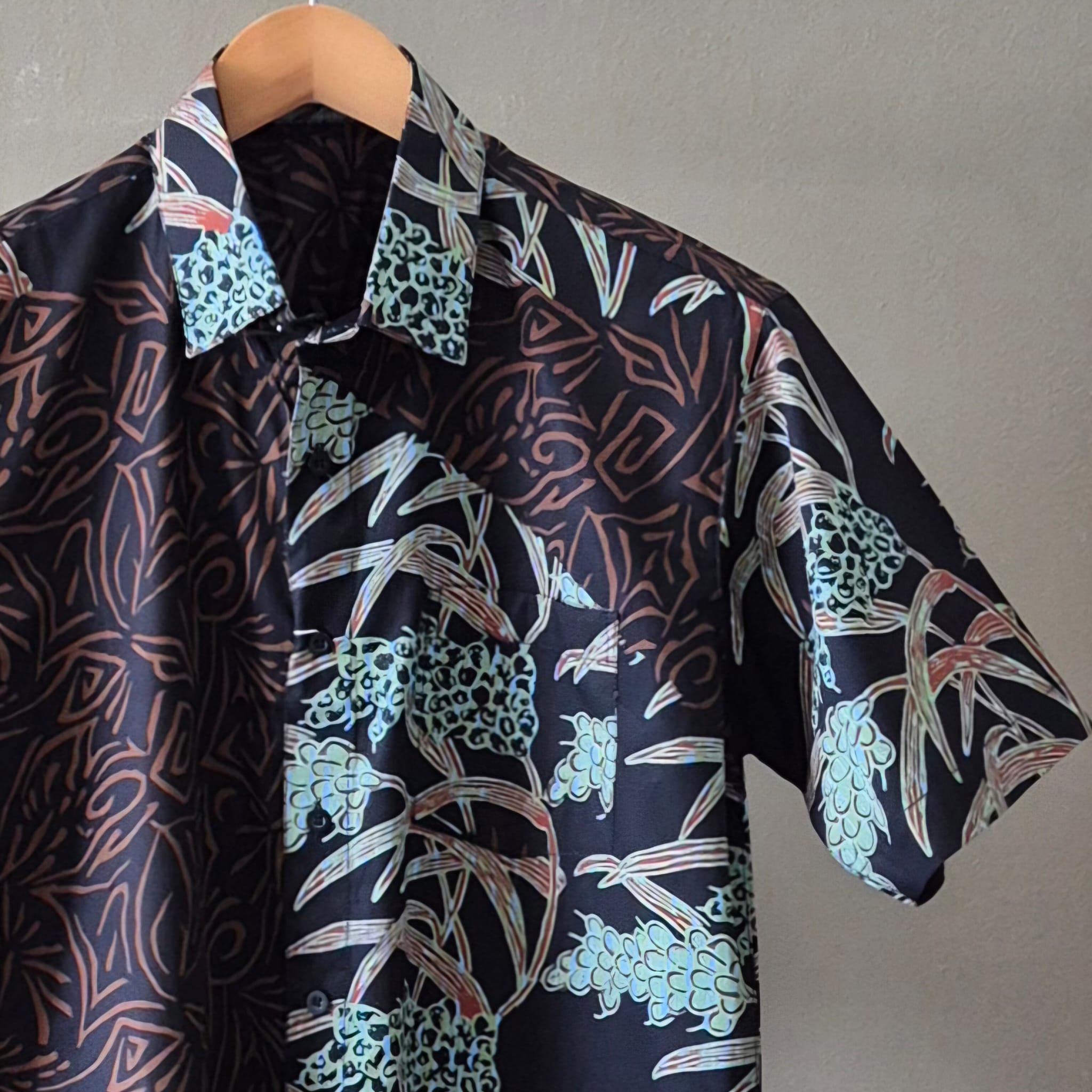 Batik Men's Short Sleeve Shirt - L