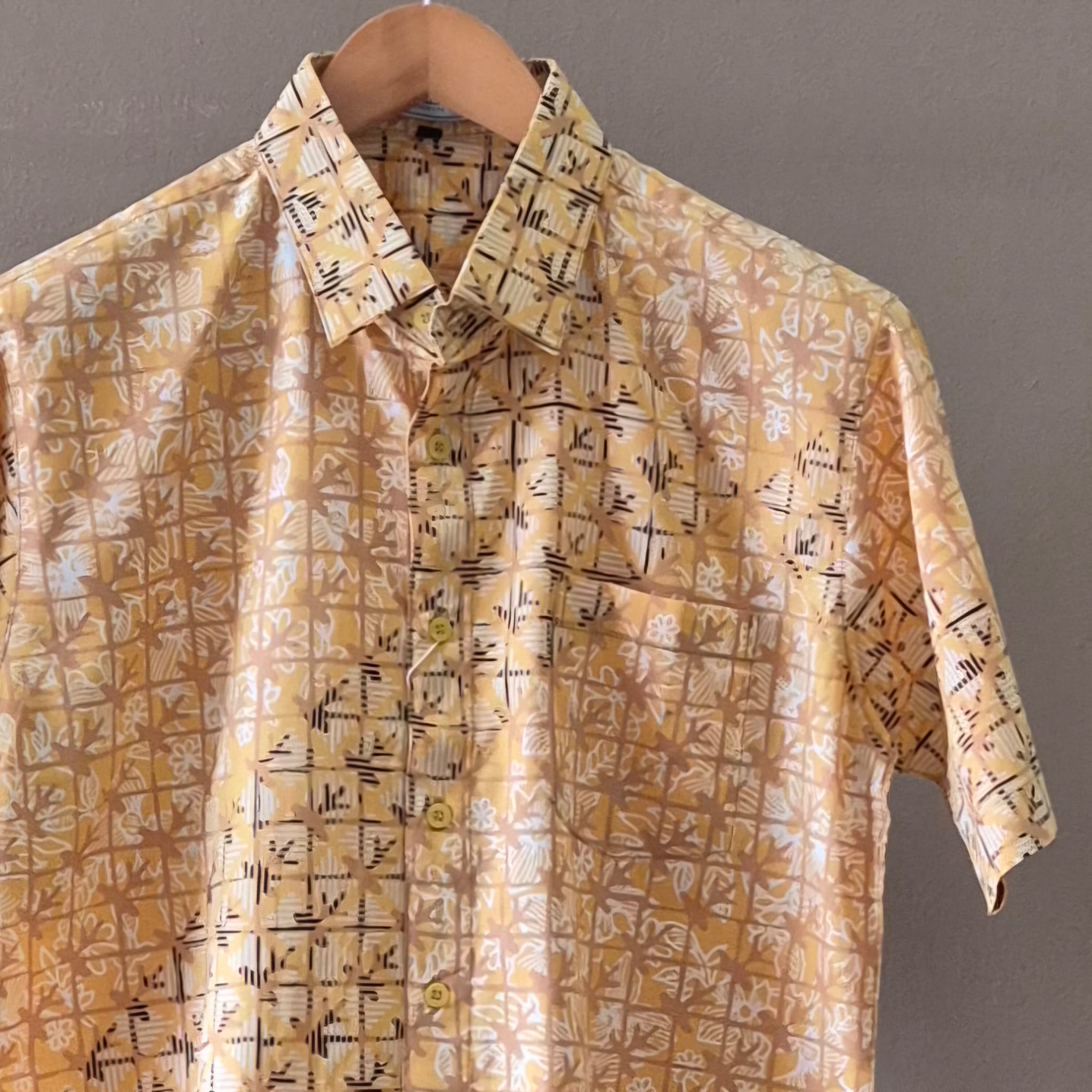 Batik Men's Short Sleeve Shirt - L